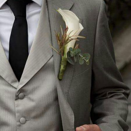 Boutonnière pour homme arum blanc - Botanica Brussels
